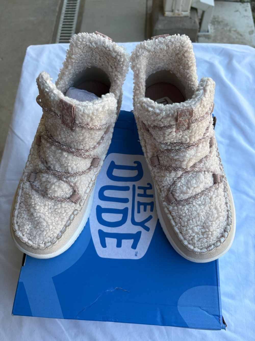 Hey Dude Women’s Cream Sherpa Bootie with Tan and Metallic Pink Trim Sz 7